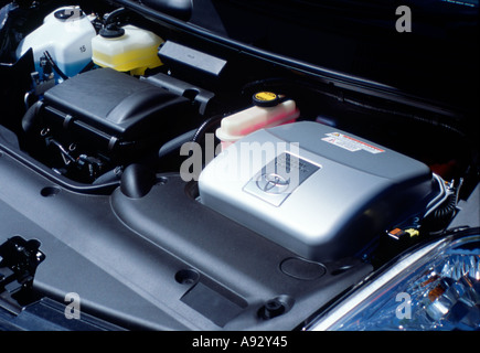 Detail der Toyota Prius Hybrid-Motor-Technologie unter Motorhaube Haube Stockfoto