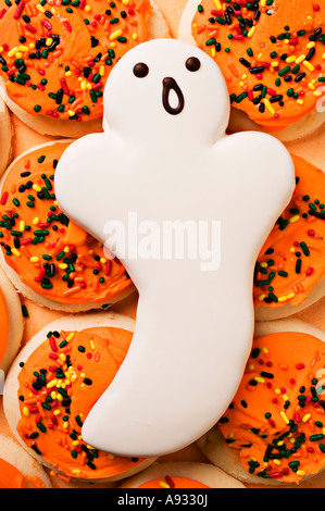 Ghost-Cookie auf Haufen von satiniertem überdachte Zuckergebäck, humor Stockfoto