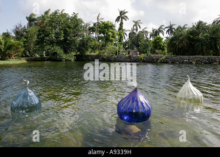 Miami Florida, Coral Gables, Fairchild Tropical Botanic Garden, botanisch, Chihuly Glaskunst, schwimmend, Teich, Palmen, Baum, FL070527059 Stockfoto