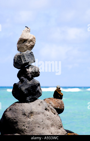 Rock Ausgleich Skulptur auf der Insel Oahu verwendet, um Stürme abzuwehren. Stockfoto