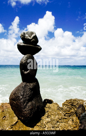 Rock Ausgleich Skulptur auf der Insel Oahu verwendet, um Stürme abzuwehren. Stockfoto