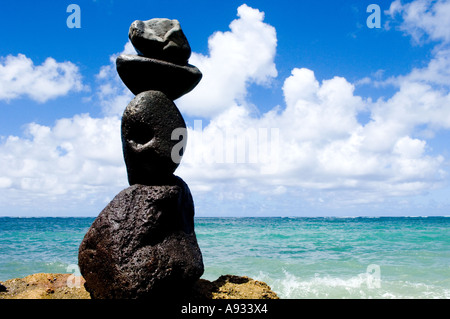 Rock Ausgleich Skulptur auf der Insel Oahu verwendet, um Stürme abzuwehren. Stockfoto