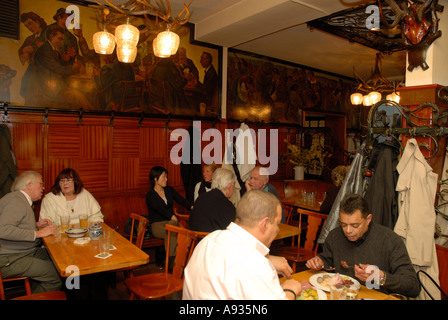 Menschen, die in traditionellen Frankfurter Apple Wein Restaurant Essen Stockfoto