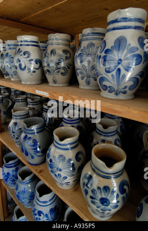 Frankfurt [Apfelwein] Krüge in Regalen Stockfoto