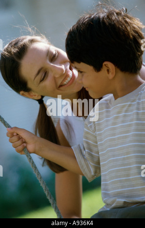 Nahaufnahme einer Mutter und Sohn lächelnd Stockfoto