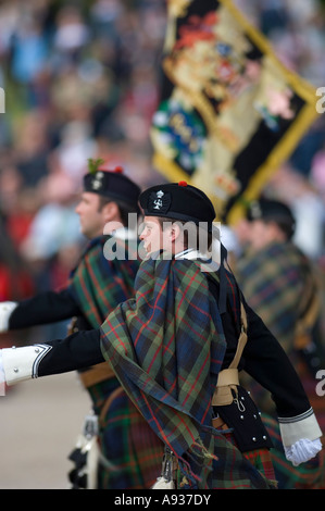 Atholl Highlanders mit Banner in parade Stockfoto