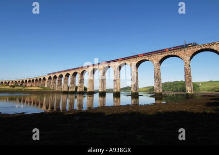 Die Royal-Grenzbrücke in Berwick nach Tweed trägt GNER und Jungfrau-Züge über den Fluss Tweed Stockfoto