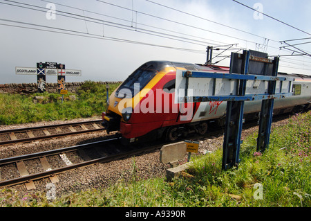 Eine Jungfrau Voyager High Speed Train Geschwindigkeiten jenseits der Grenze aus England nach Schottland auf einer Virgin Cross Country express Stockfoto