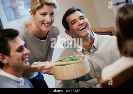 Mitte Erwachsene Frau Portion Salat Stockfoto