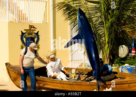 George Town, Grand Cayman Tourist mit gespielter Hai angeln Boot humor Stockfoto