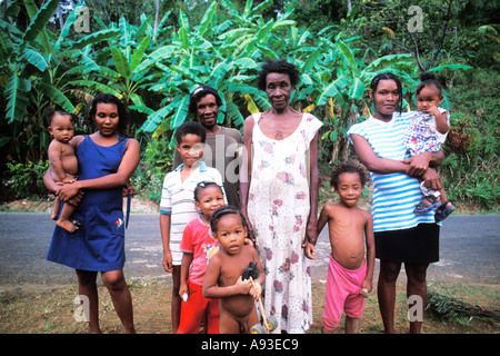 Armen Carib Stammes-Familie an Castle Bruce in Dominica Stockfoto
