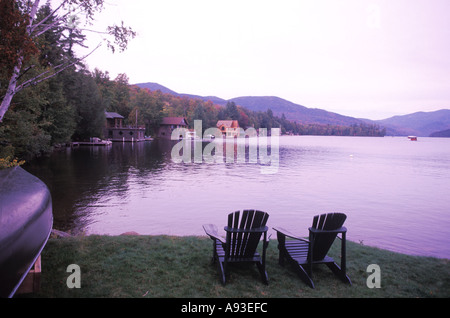 Stühle von See in der New York Adirondack Mountains in Lake Placid Stockfoto