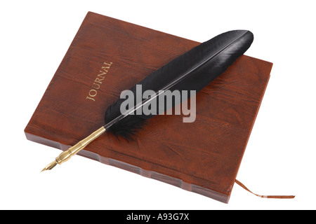 Federkiel und eine Leder-Zeitschrift ausgeschnitten auf weißem Hintergrund Stockfoto