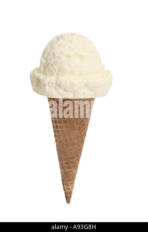 Vanille-Eiscreme-Kegel Ausschneiden auf weißem Hintergrund Stockfoto