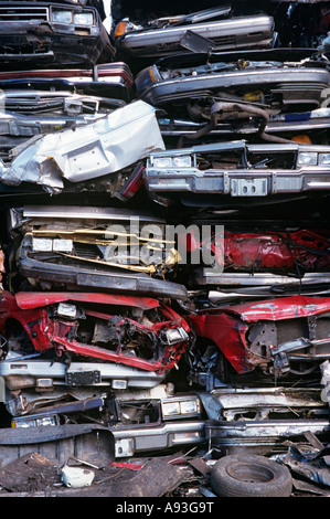 Haufen von zerquetschten Autos in Schrottplatz, full-frame Stockfoto