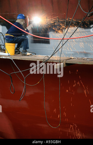 Schweißer arbeiten an Schiff im Trockendock Stockfoto