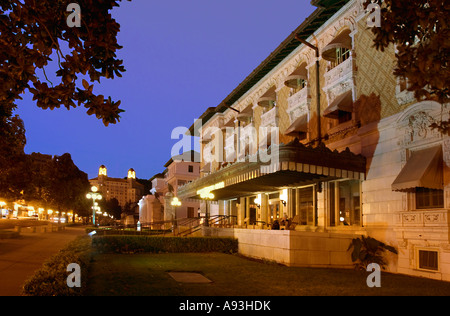 Besucherzentrum für Hot Springs Nationalpark in der Nacht auf Bathhouse Row in Hot Springs AR wo Thermalbäder zur Verfügung stehen Stockfoto