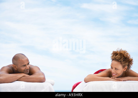 Paar auf Massageliegen, außen liegend, Kopf und Schultern Stockfoto