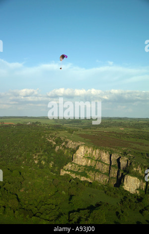 Motorisierten Gleitschirm Motorschirm über Cheddar Gorge Somerset UK Stockfoto