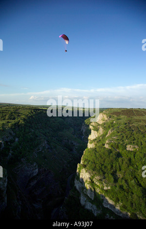 Motorisierten Gleitschirm Motorschirm über Cheddar Gorge Somerset UK Stockfoto