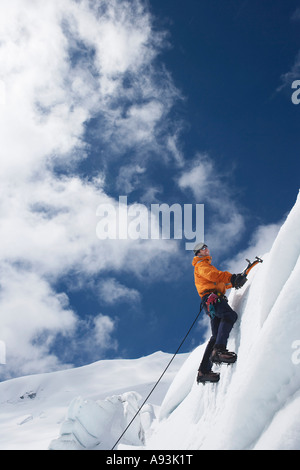 Bergsteiger, die verschneiten Hang hinauf, mit Achsen Stockfoto