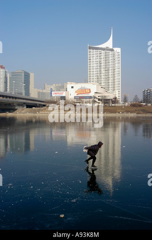 Neue Donau mit Reichsbrücke gefroren mit Blick auf den Tower Seidler Stockfoto