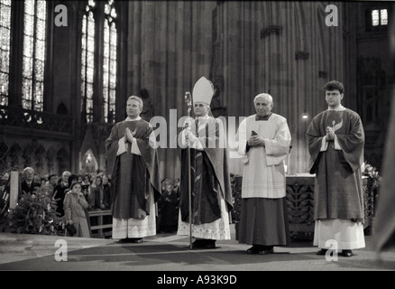 die ehemaligen Kardinal Kardinal Joseph Ratzinger Papst Benedikt XVI. und Georg Ratzinger (rechts) Kuppel des Regensburger Papst Stockfoto