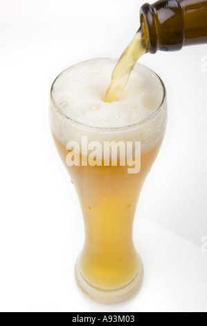 Weissbier Weißbier Weizen Weizenbier Gießen Sie in ein Glas gießen Stockfoto