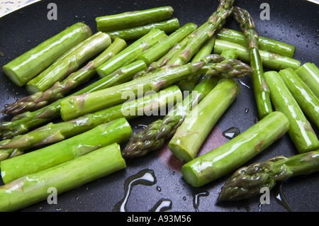 frische grüne Spargelstangen in einer Zinn Pfanne gekocht Stockfoto