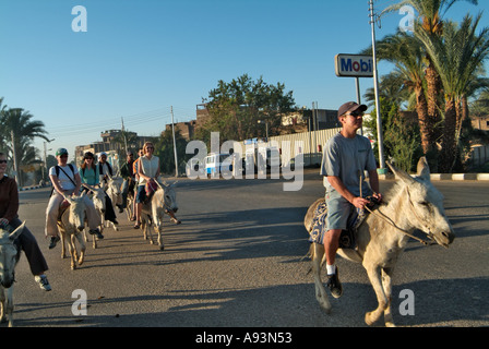 Gruppe auf einem Esel reiten, das Tal der Könige, West Bank, Luxor, Ägypten Stockfoto