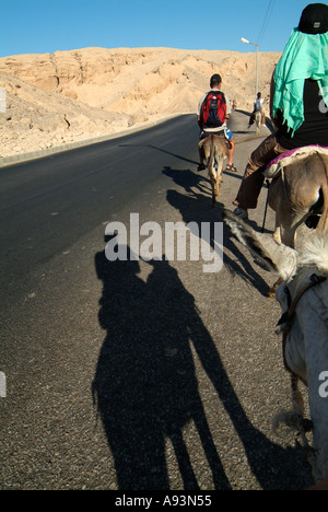 Gruppe auf einem Esel reiten, das Tal der Könige, West Bank, Luxor, Ägypten Stockfoto