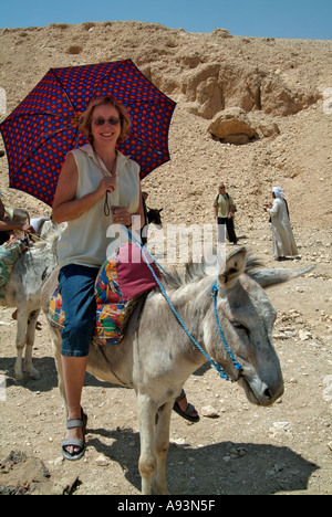 Gruppe auf einem Esel reiten, das Tal der Könige, West Bank, Luxor, Ägypten Stockfoto