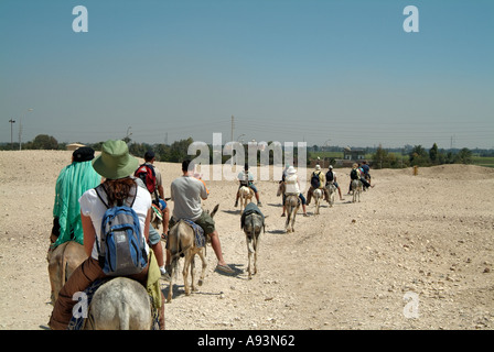 Gruppe auf einem Esel reiten, das Tal der Könige, West Bank, Luxor, Ägypten Stockfoto