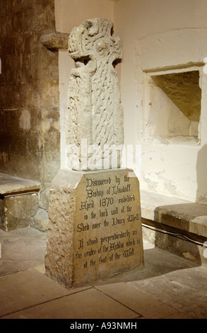 Alte keltische Kreuz in Llandaff Kathedrale Cardiff South Wales UK Stockfoto