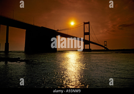 Severn Brücke der alten Überquerung des Flusses von der englischen Bank mit Blick auf Wales UK Stockfoto