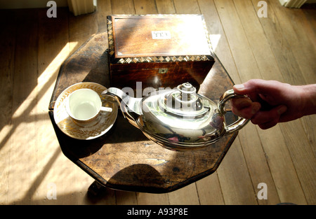 Jane Austens Schreibtisch und ihre Schwestern-Teekanne im [Jane Austen House Museum] Stockfoto