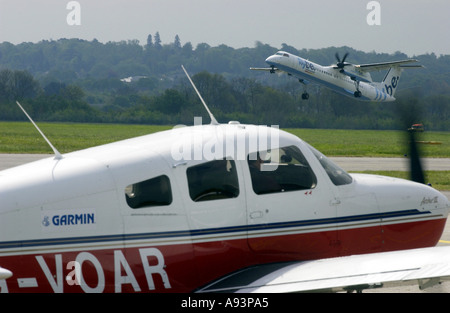 Flybe startendes Flughafen Southampton mit Leichtflugzeugen warten auf der Piste. Stockfoto