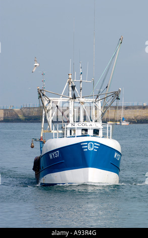 Blaue und weiße Küstenfischerei Boot wieder vom Meer in Richtung Hafen von Weymouth Dorset England UK Stockfoto