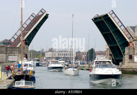 Teure Luxus-Cruiser und Yachten den Kopf für das offene Meer unter Stadtbrücke bei Weymouth Dorset England UK Stockfoto