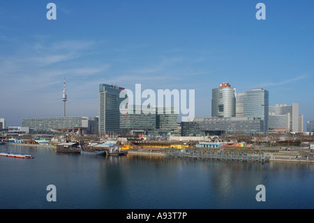 Blick auf die neuen Donaucity mit Donauturm und Uno-City Stockfoto