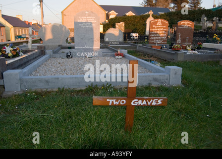 Ardara County Donegal Irland reservierter Platz für zwei Gräber auf dem Friedhof der Kirche der Heiligen Familie Stockfoto