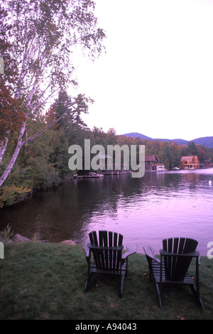 Stühle von See in der New York Adirondack Mountains in Lake Placid Stockfoto