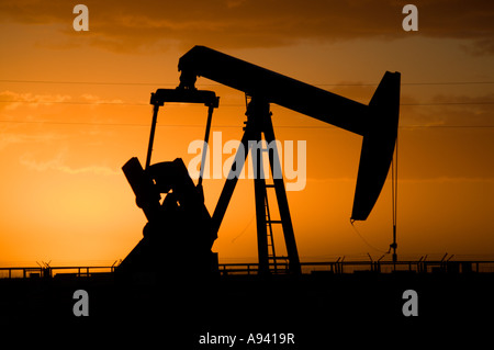 Ölquelle am Pico Truncado, Sonnenuntergang, Provinz Santa Cruz, Argentinien, Patagonien Stockfoto