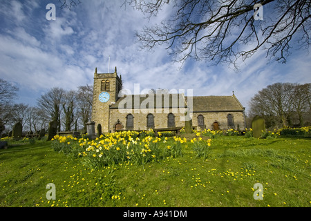 St Peter Kirche Addingham, Yorkshire im Frühjahr. Stockfoto
