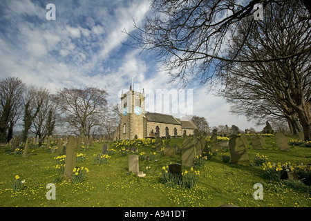 St Peter Kirche Addingham, Yorkshire, im Frühjahr. Stockfoto