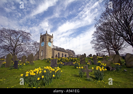 St Peter Kirche Addingham, Yorkshire, im Frühjahr. Stockfoto