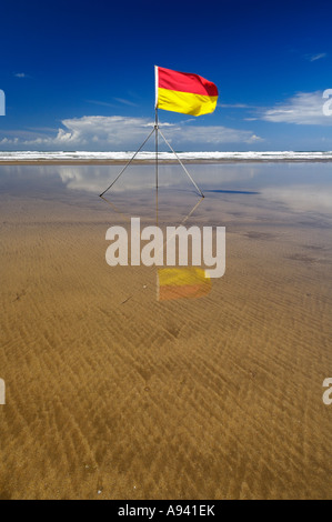 Die Rettungsschwimmer Sicherheit Flagge auf Westward Ho! Strand in Devon, England Stockfoto