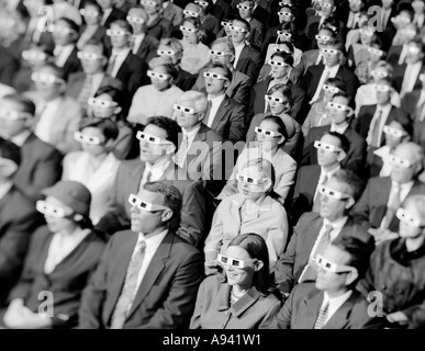 Vogelperspektive Blick auf eine Gruppe von Zuschauern sitzen in einem Kino mit 3-d-Brille Stockfoto