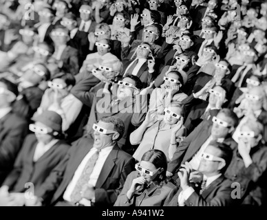 Vogelperspektive Blick auf eine Gruppe von Zuschauern sitzen in einem Kino mit 3-d-Brille Stockfoto