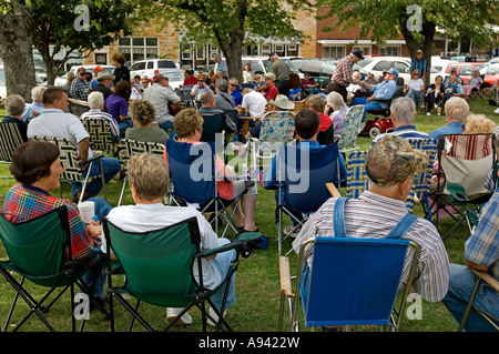 Folk Musikern in der Innenstadt Platz am Samstagnachmittag Bergblick AR Stockfoto